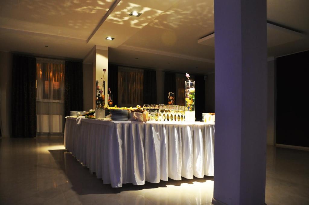 Hotel Pojezierze Щецинек Экстерьер фото
