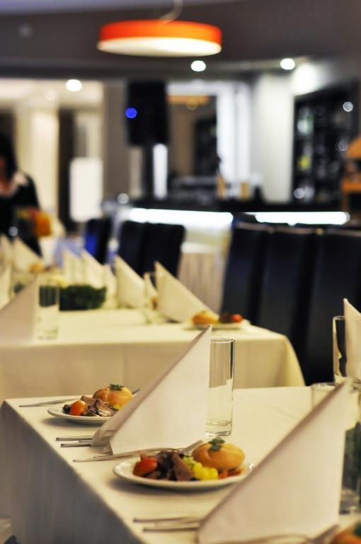Hotel Pojezierze Щецинек Экстерьер фото